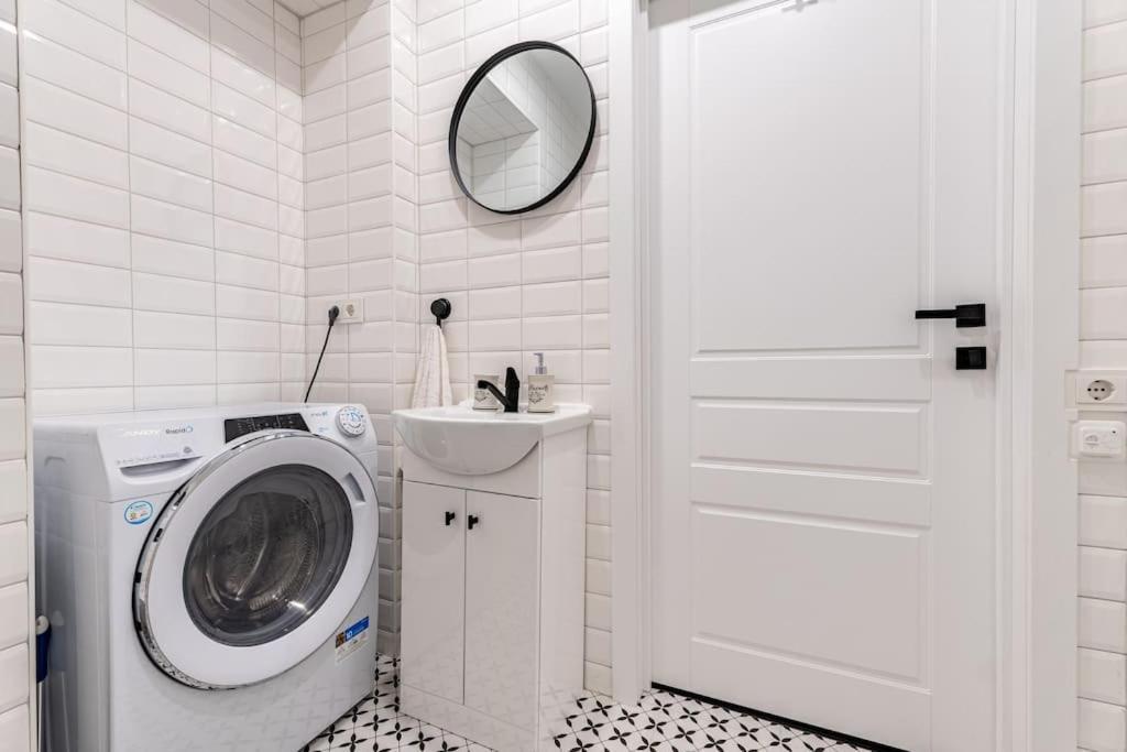 Modern Flat In Old Town Kaunas - Free Parking & Self Check-In ภายนอก รูปภาพ